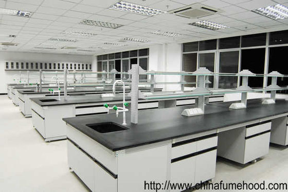 Buon prezzo Tabelle resistenti chimiche piene del laboratorio della struttura d'acciaio con i montaggi per l'istituto universitario in linea