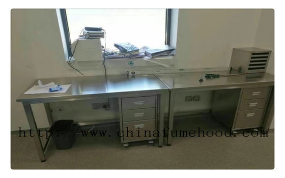 Buon prezzo Cima generale del banco di passività di superficie 1.2mm della mobilia del laboratorio di acciaio inossidabile di assistenza sociale di acciaio inossidabile di L3000mm in linea