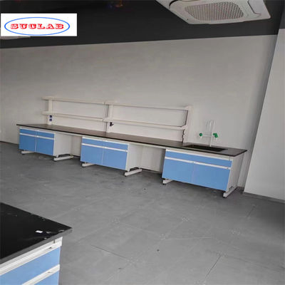 Buon prezzo Banchetto di lavoro del laboratorio di chimica blu con scaffali regolabili - numero di scaffali secondo il disegno in linea