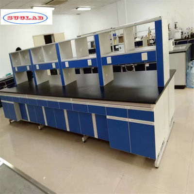 Buon prezzo Un banco di laboratorio di chimica ben organizzato con cassetti e una superficie blu liscia in linea