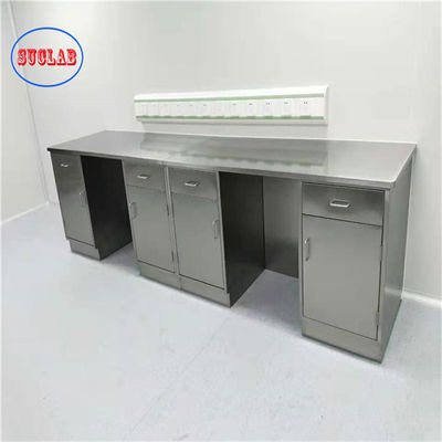Buon prezzo banco di laboratorio in acciaio inox argento con 2 armadi e come numero di gambe disegno in linea