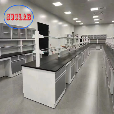 Buon prezzo Banchi di lavoro di laboratorio personalizzati con scaffali per disegno rettangolare e presa multifunzionale in linea
