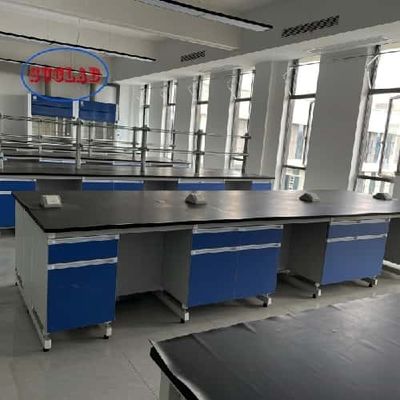 Buon prezzo Un banco di laboratorio in legno con scaffali per uno spazio di lavoro funzionale e ben progettato in linea