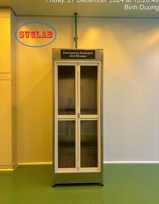 Buon prezzo Testa di spruzzo a flusso morbido di sicurezza di emergenza lavaggio degli occhi Doccia in cubo per facile installazione a parete in linea